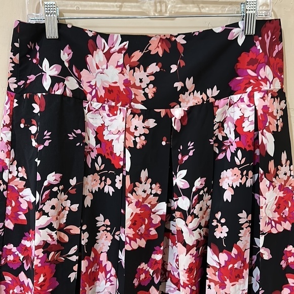 NEW Roz & Ali Pleated Skirt Black & Floral Sz 10 - Picture 2 of 9